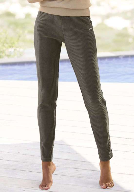 Вельветовые брюки-слипоны с удобными манжетами и широкой вельветовой структурой.