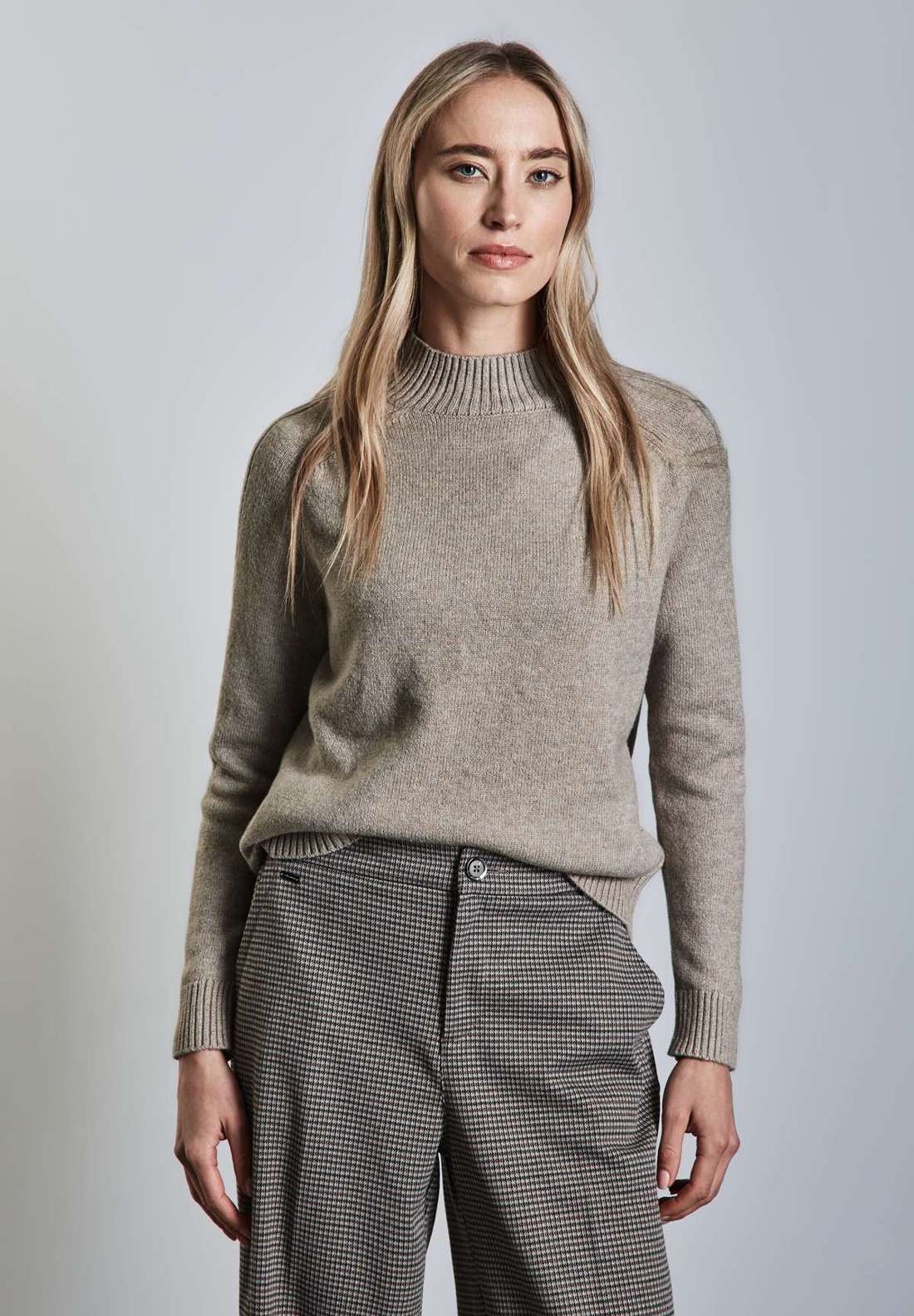 Вязаный свитер из приятного сочетания материалов.