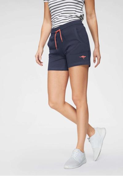 Спортивные шорты со шнурком контрастного цвета и мелким принтом-лейблом.