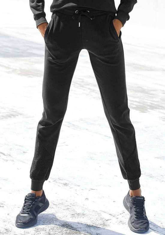 Брюки для релаксации с узором из дырочек на подоле штанин.