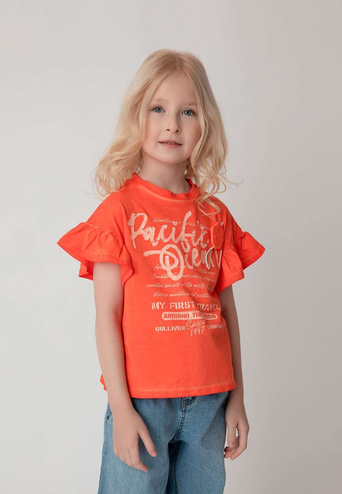 Футболка с принтом и нашивкой