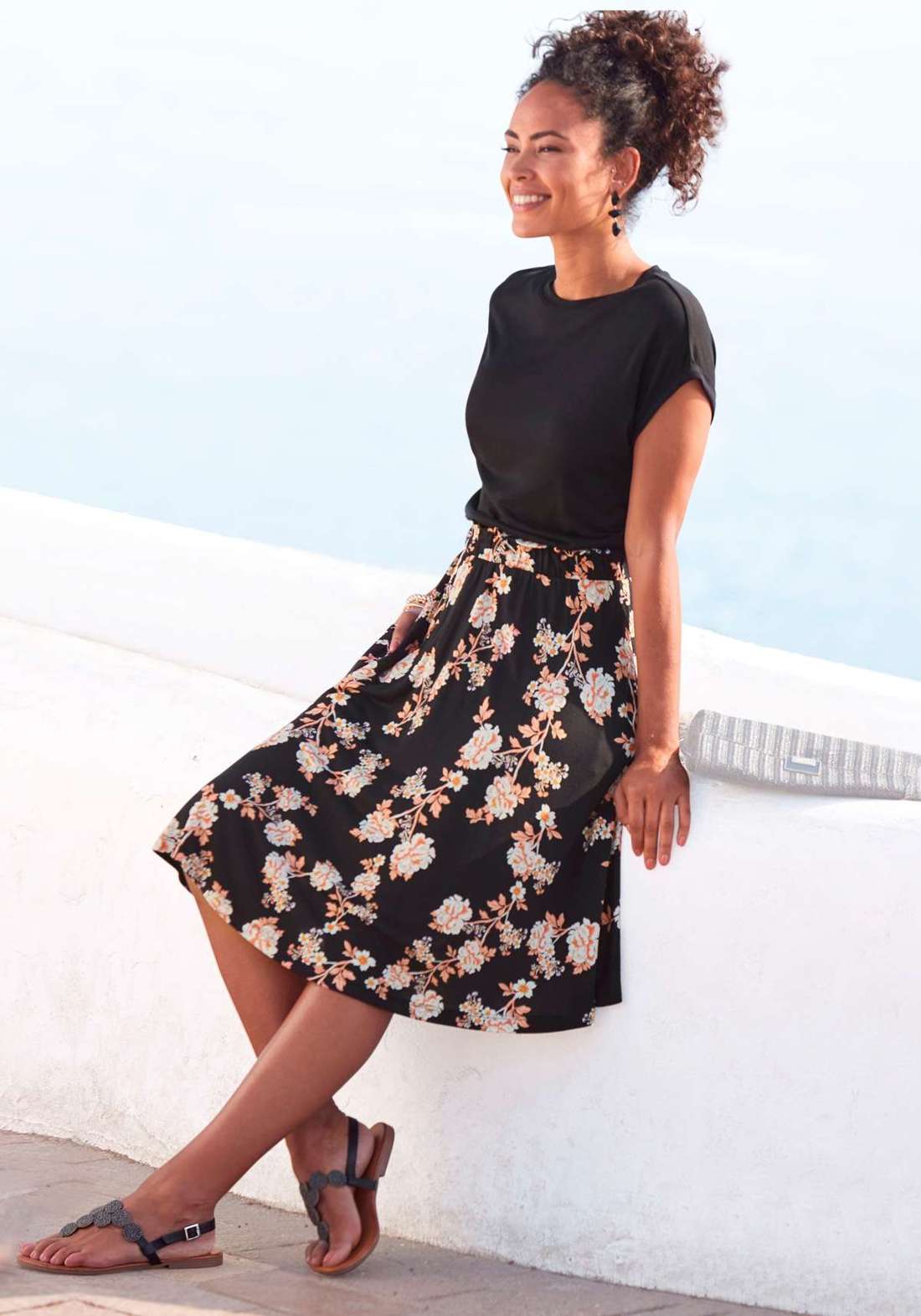 Платье из джерси с поясом из бумажного пакета и юбкой с принтом