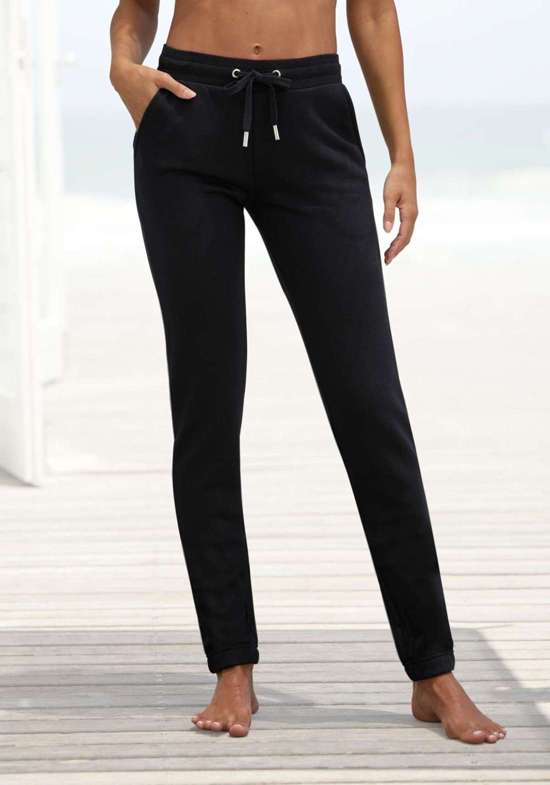 Брюки для бега с мягкой начесом внутри и боковыми карманами.