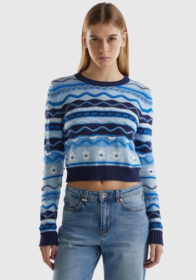 Жаккардовый свитер разными узорами спицами.