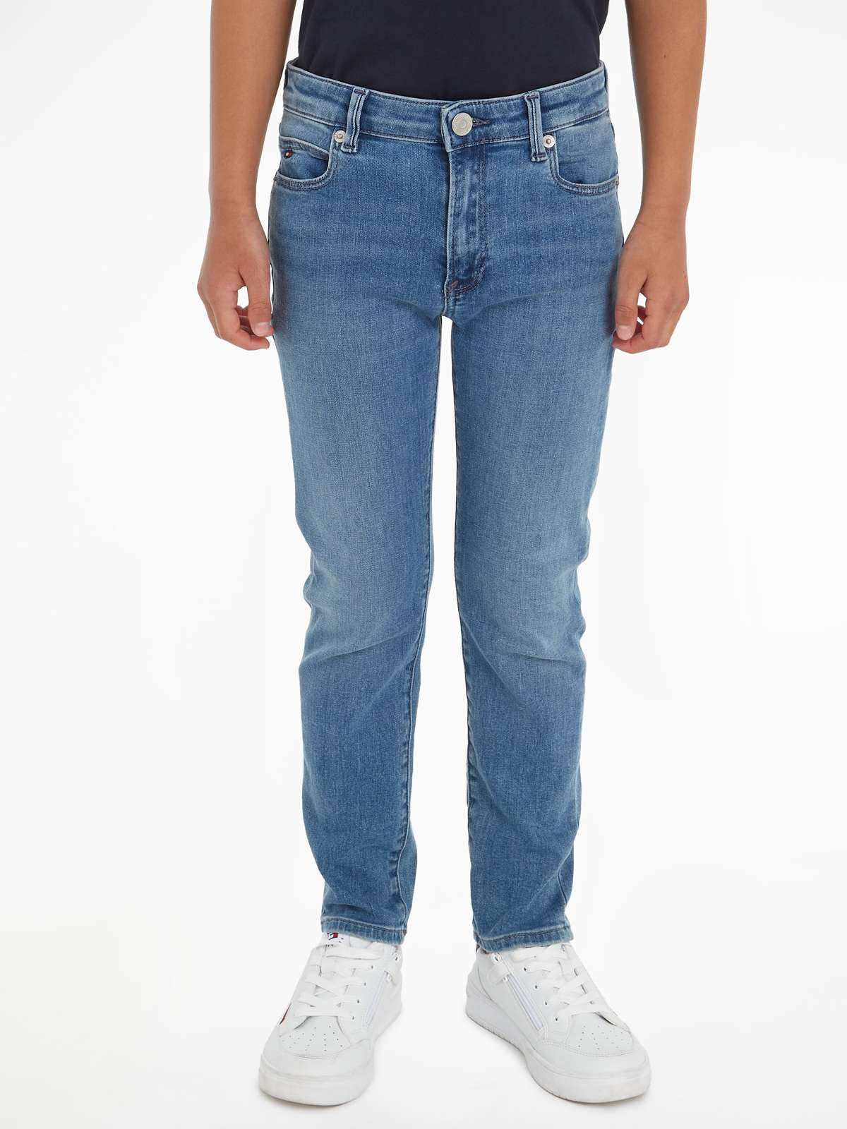 Прямые джинсы с вышитыми логотипами.