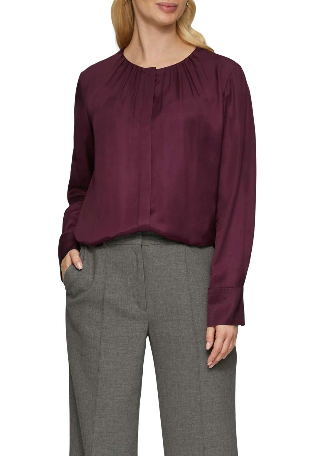 Блузка с длинными рукавами и присборенным вырезом горловины.