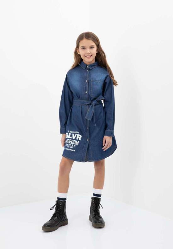 Джинсовое платье с практичным поясом.