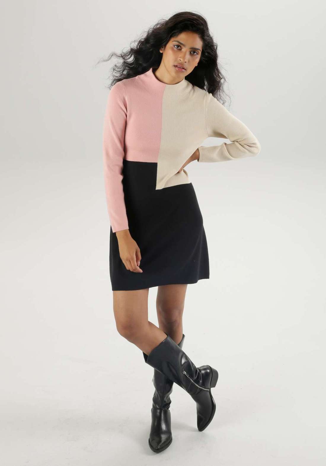 Трикотажное платье со сложной цветовой блокировкой