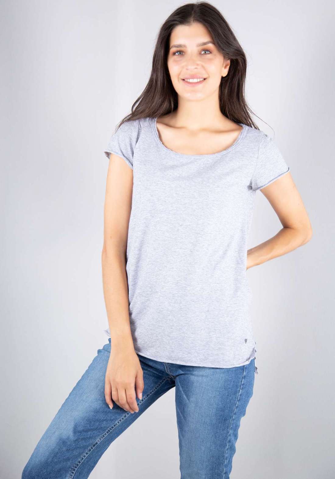 Футболка с лейблом «Please Metal» и слегка обрезанным краем. M00A