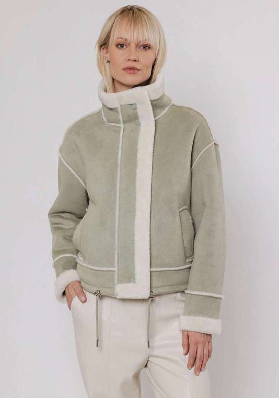 Короткая куртка на потайной молнии