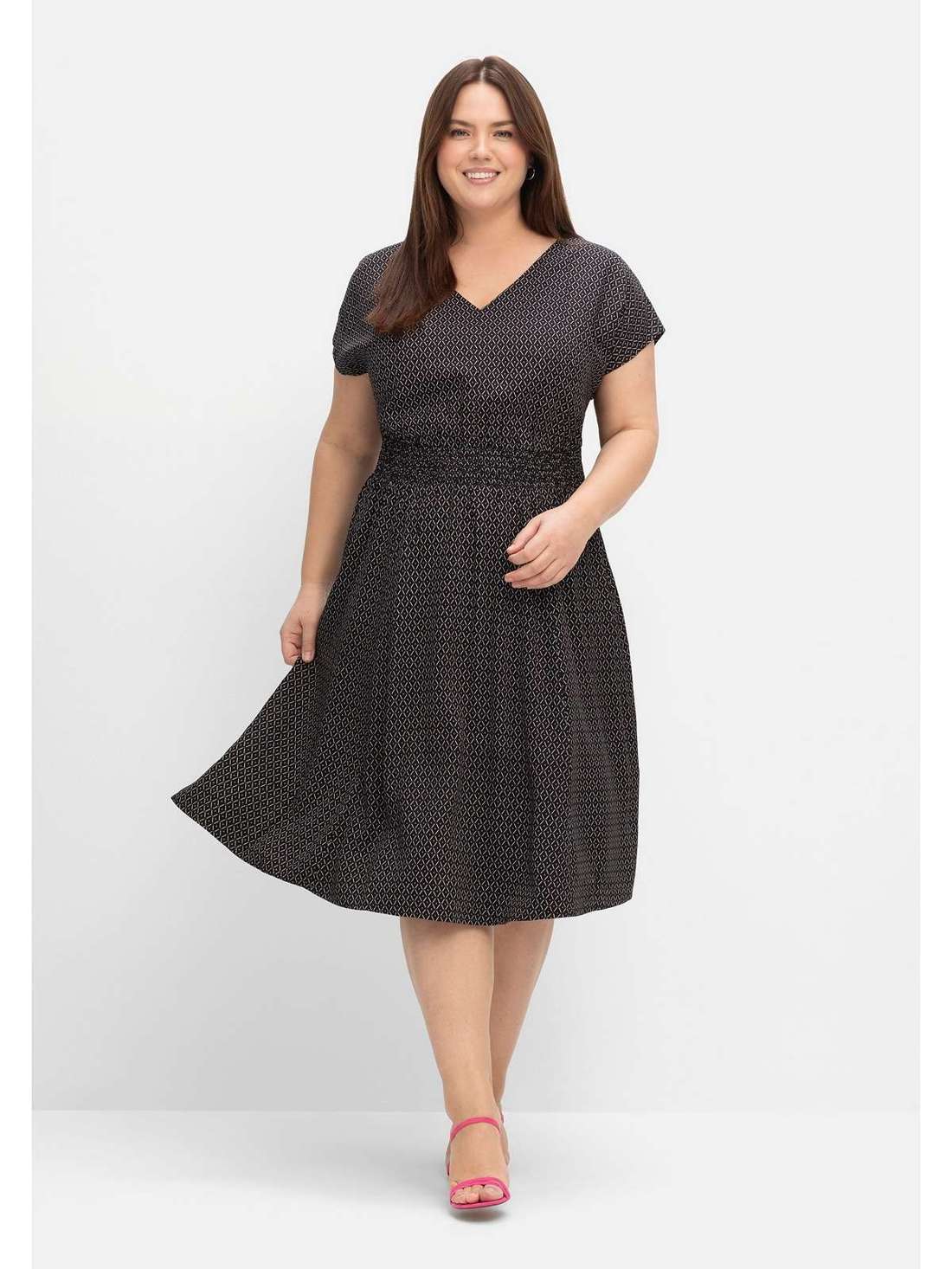 Летнее платье с присборенным поясом и широкой юбкой. Große Größen