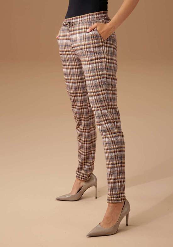 Брюки без застежек с модным цветным рисунком в клетку.