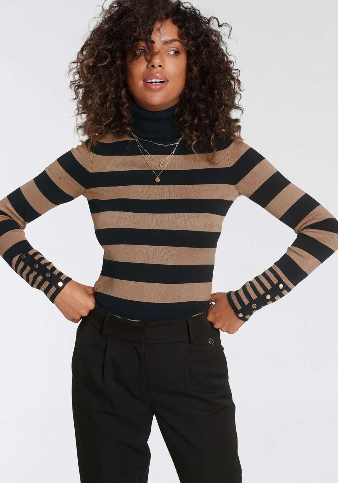 Полосатый свитер с высоким воротником