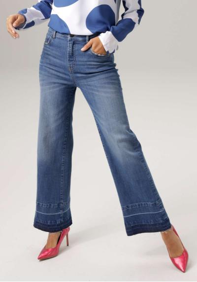 Прямые джинсы с модной потертостью на слегка потертом крае.