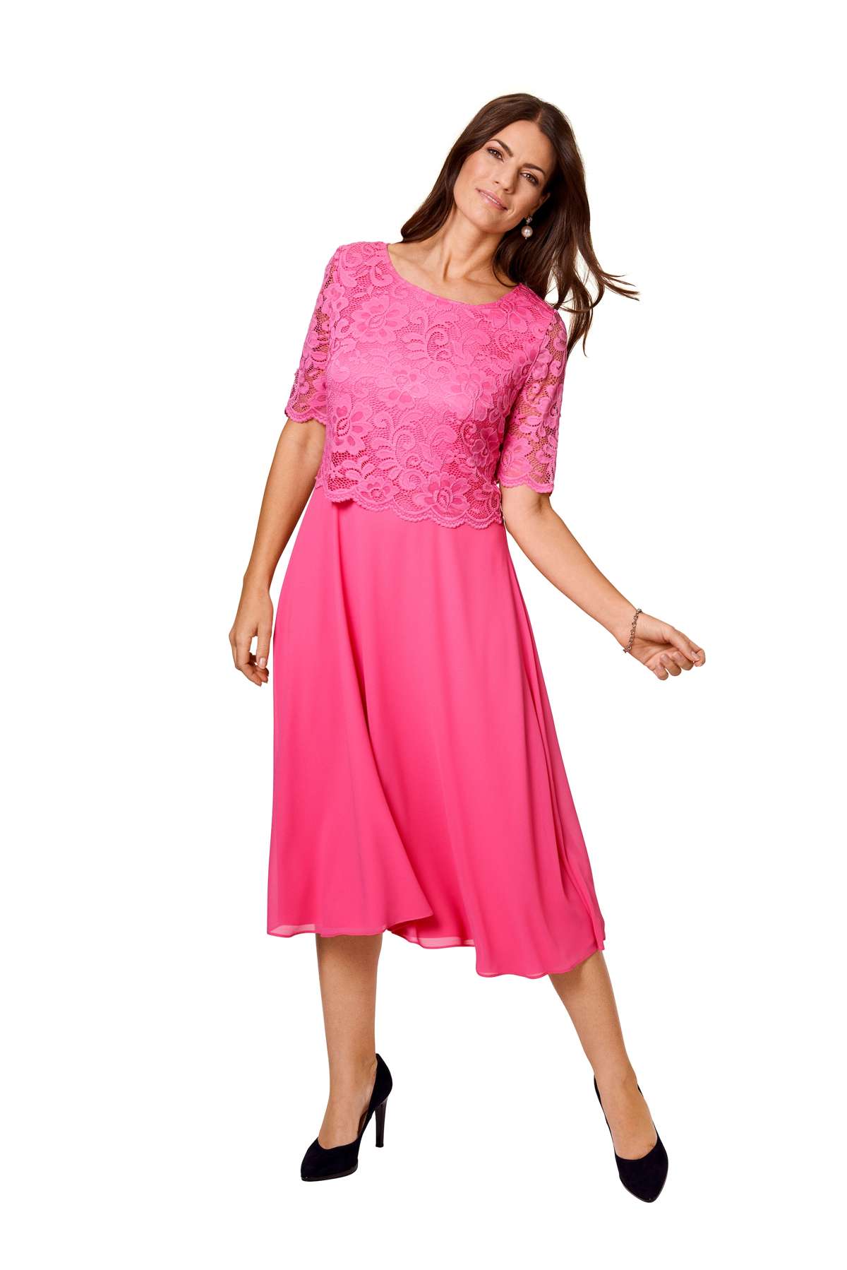 Платье-блузка с изысканным сочетанием кружевного верха и шифоновой юбки.
