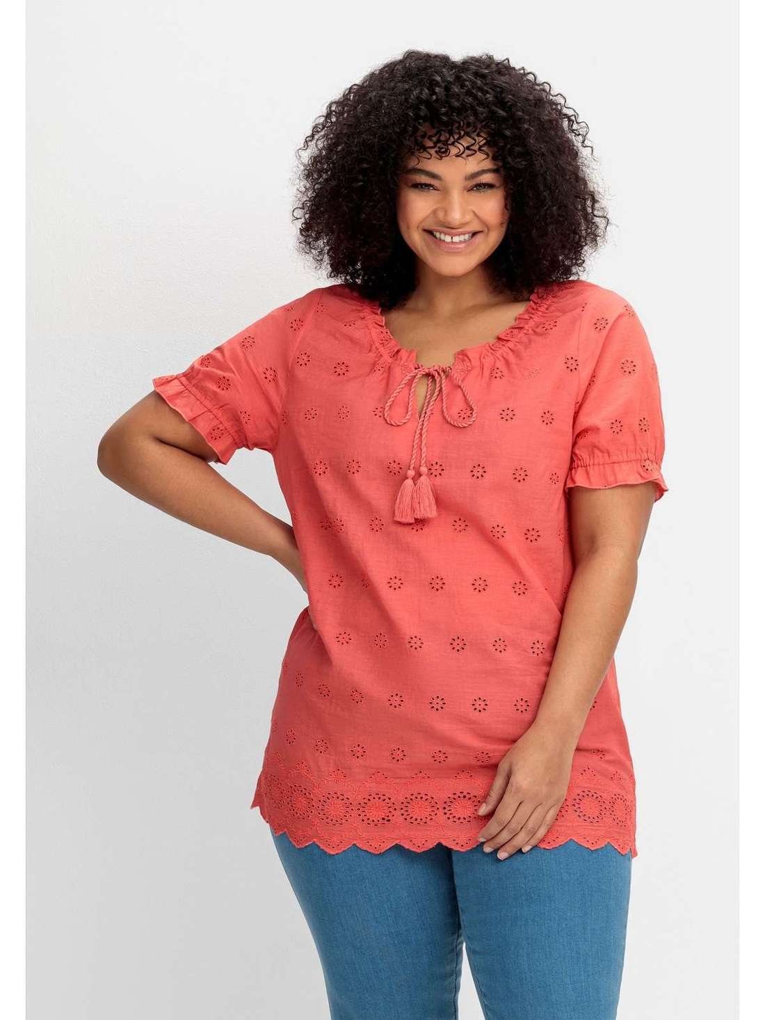 Туника с вышивкой-люверсами и рюшами. Große Größen
