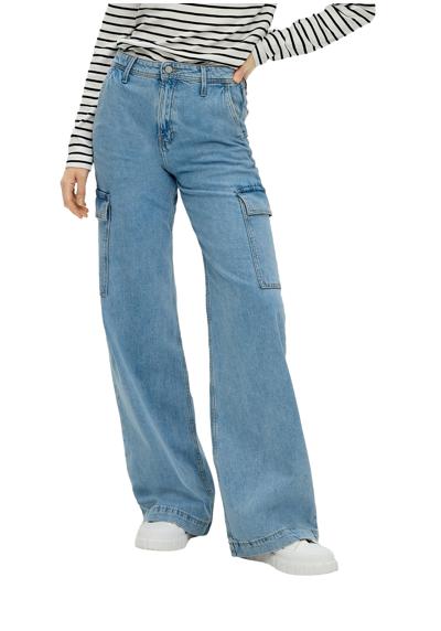 Широкие джинсы с широкими штанинами и завышенной талией.