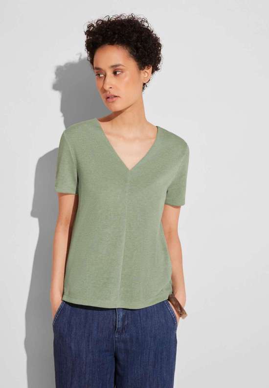 футболка с V-образным вырезом