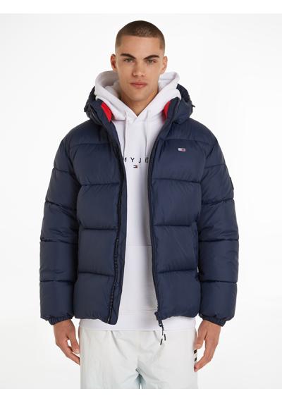 Стеганая куртка с капюшоном и надписью-логотипом. TJM ESSENTIAL PUFFER JACKET