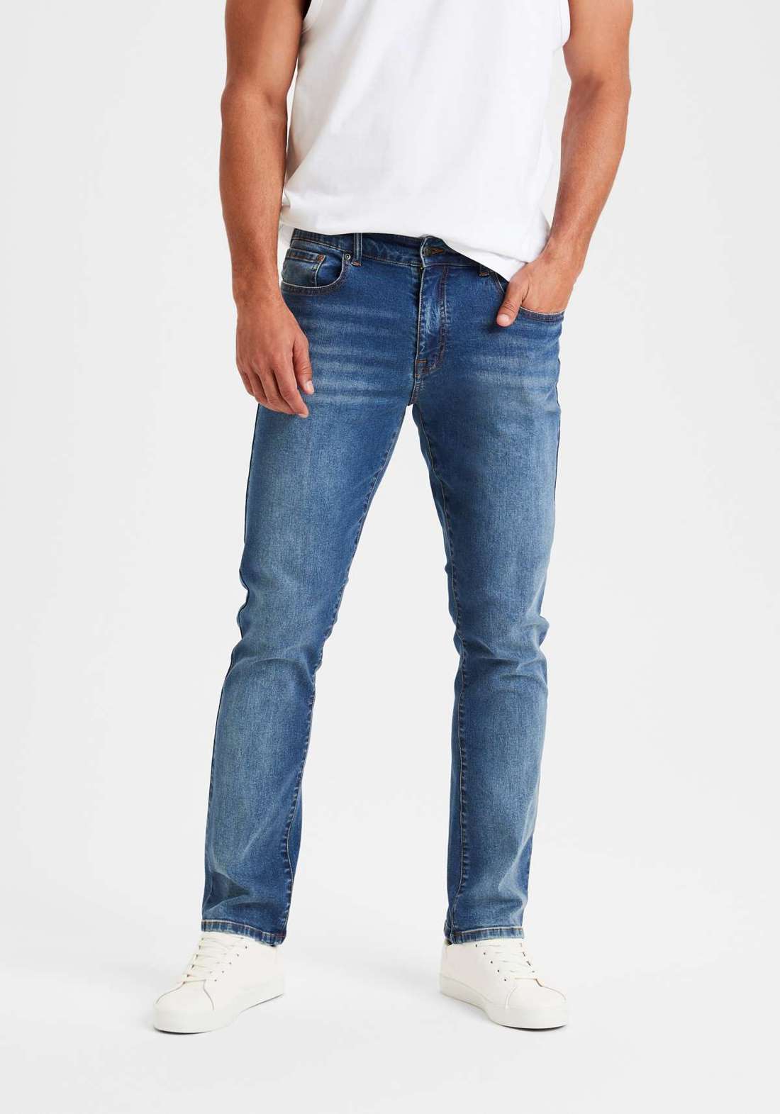 Джинсы с пятью карманами и нормальной высотой талии. Straight-fit