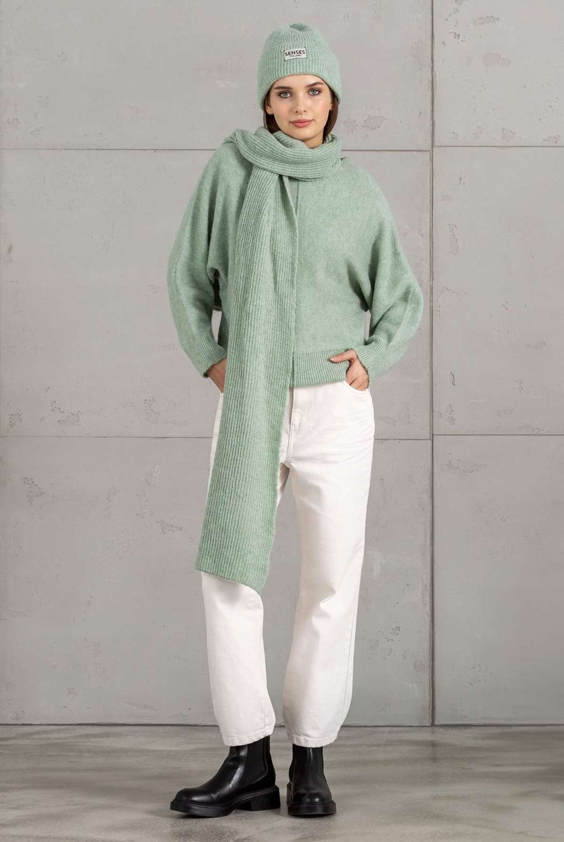 Свитер с круглым вырезом