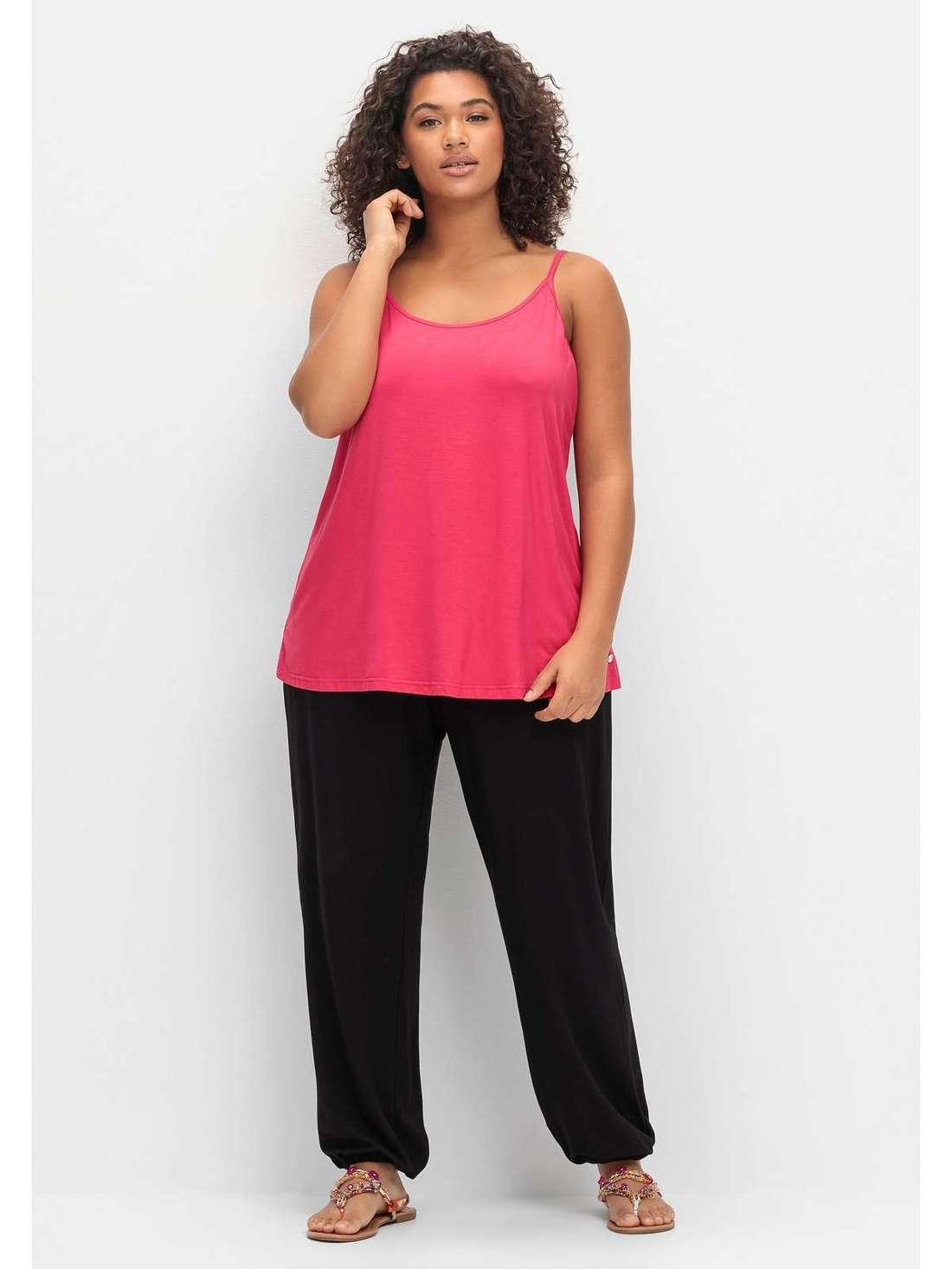 Брюки без застежки с присборенным поясом и эластичными манжетами. Große Größen