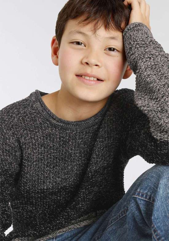 Вязаный свитер из пестрой пряжи