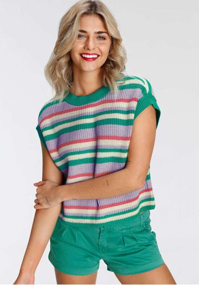 Жилет-свитер модного полосатого дизайна.