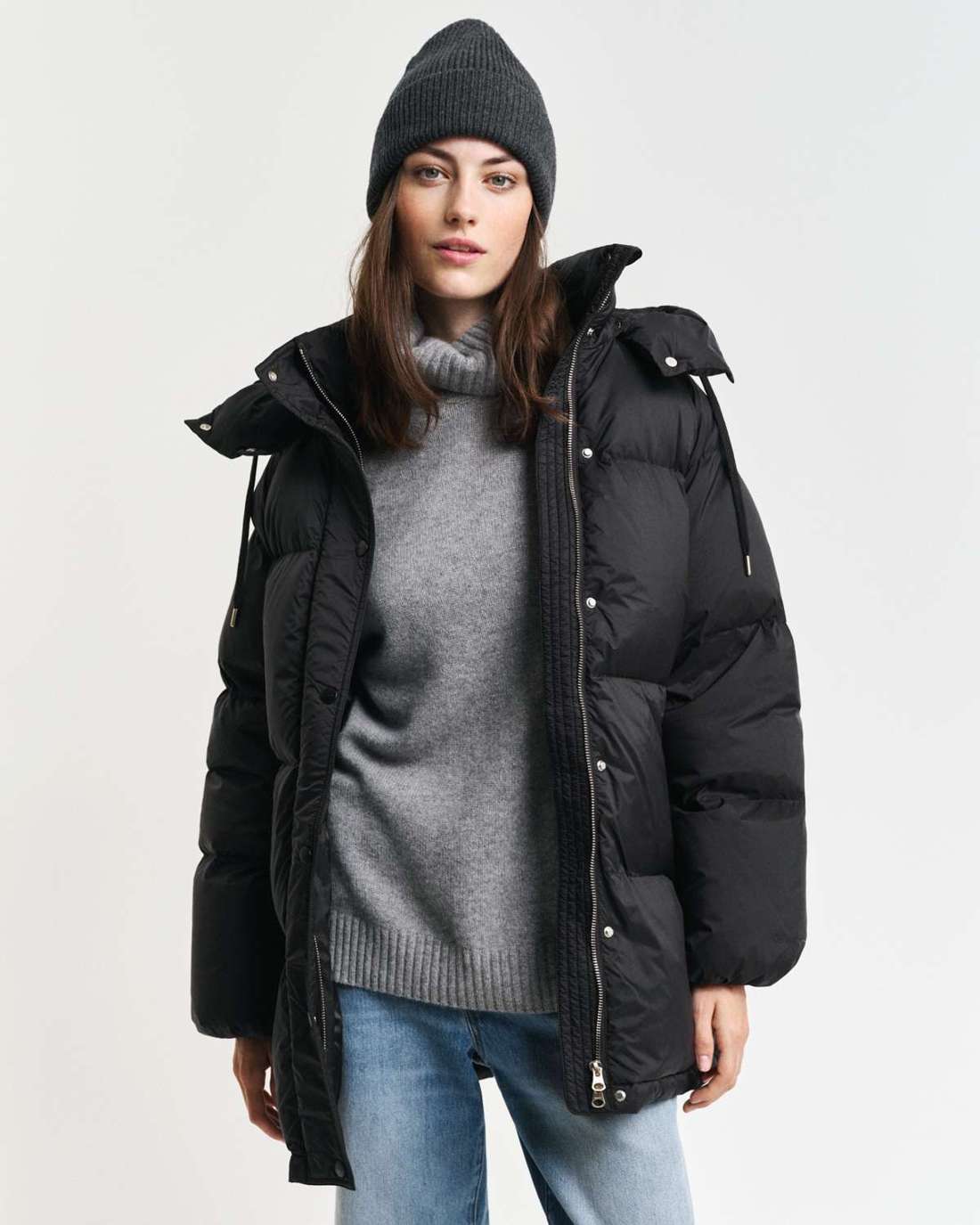 Стеганая куртка с капюшоном и двусторонней молнией. MID LENGTH DOWN JACKET