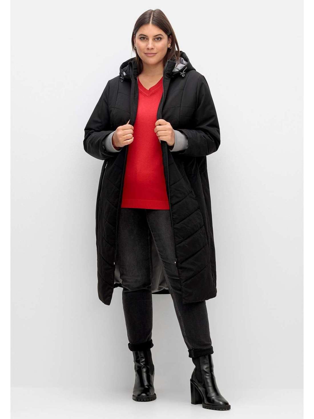 Стеганое пальто с капюшоном на молнии и контрастными деталями. Große Größen