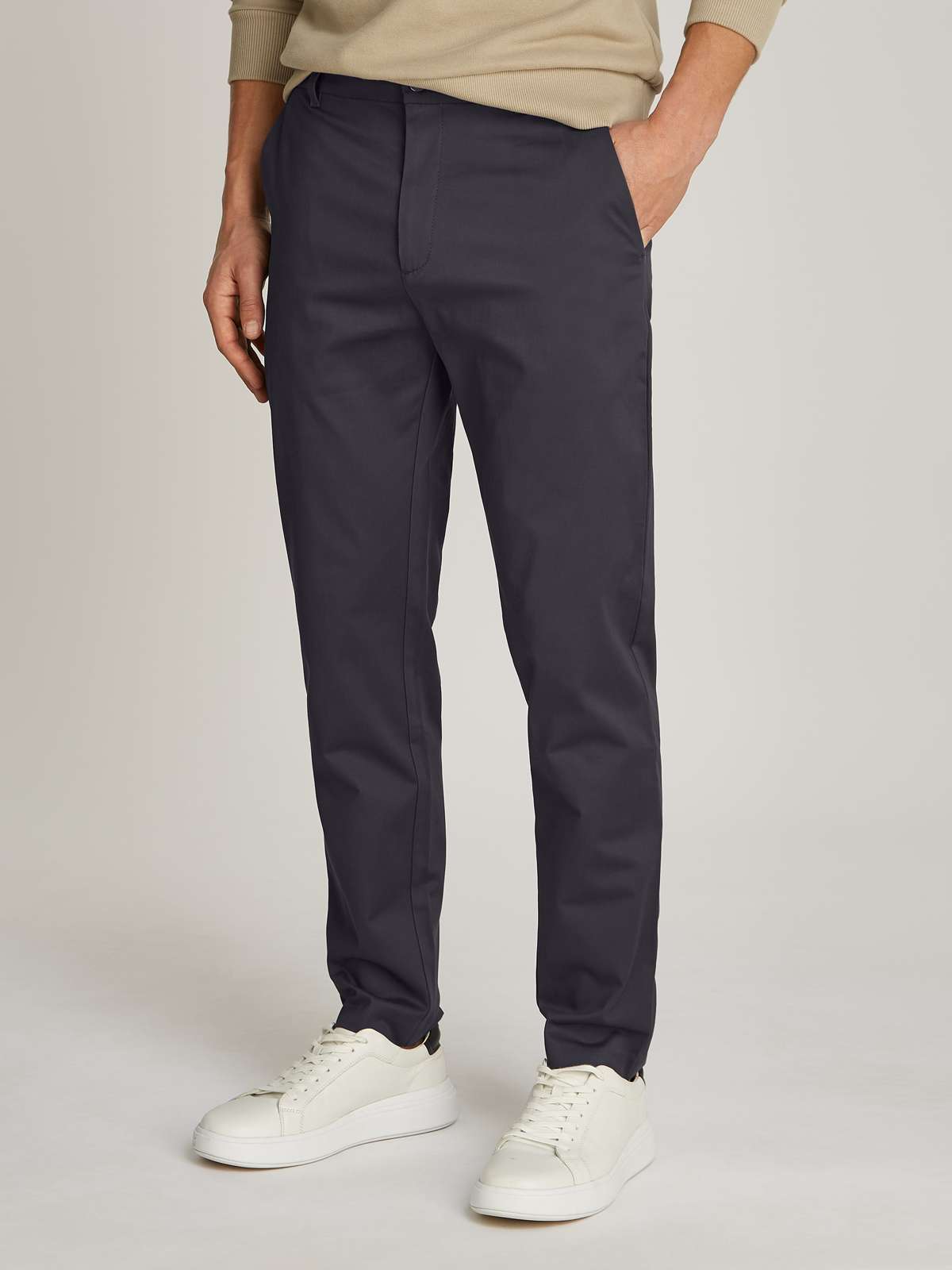 Брюки-чиносы с тисненым логотипом SATEEN STRETCH TAPERED