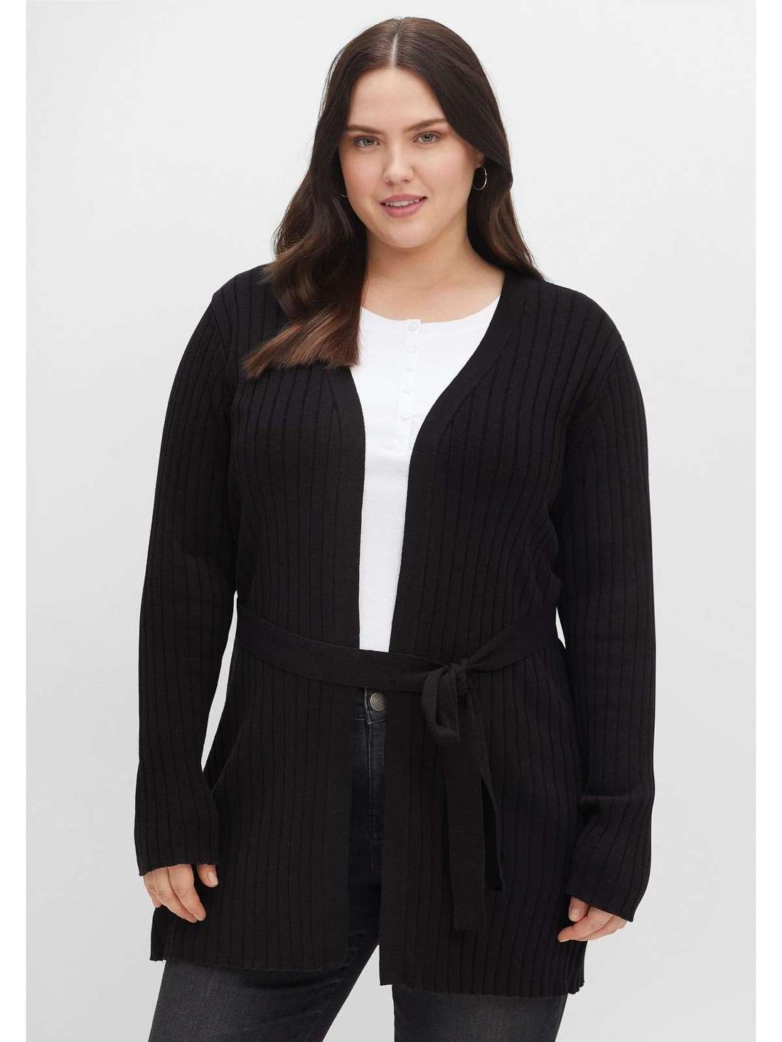 Длинный кардиган в рубчик с завязывающимся поясом. Große Größen