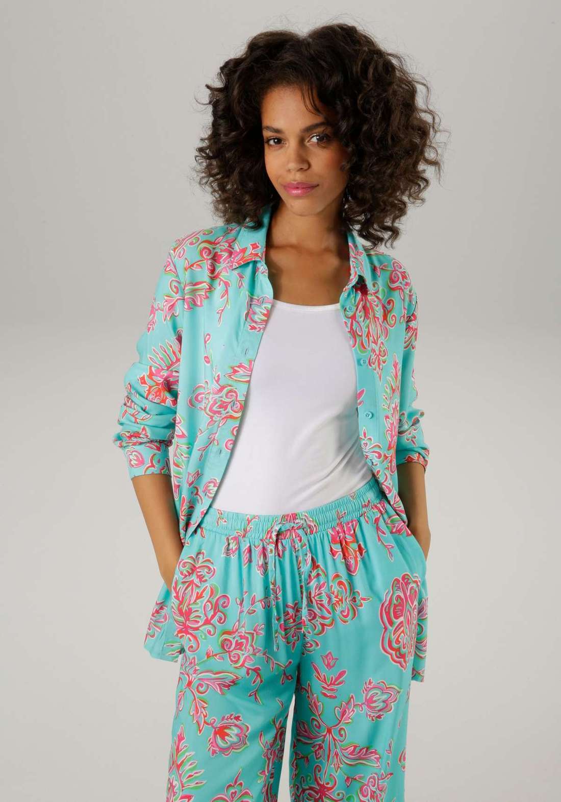 Блузка-рубашка с оригинальным цветочным принтом – каждая вещь уникальна