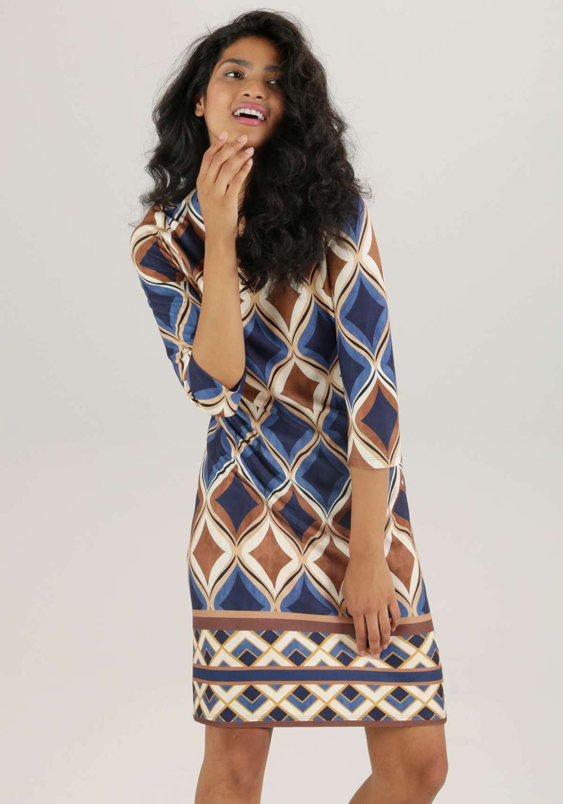 Мини-платье с тонкой талией и элегантным принтом