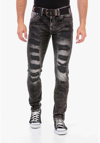 Прямые джинсы в модном разрушенном образе с ремнем