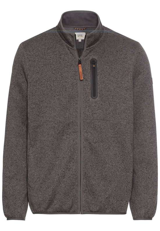 Кардиган в пестром виде и с воротником стойкой.