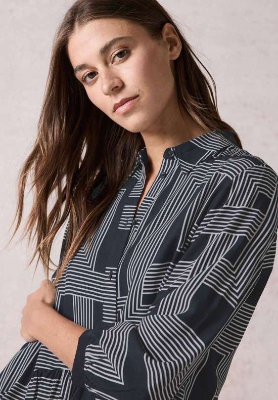 Платье-рубашка с графическим узором