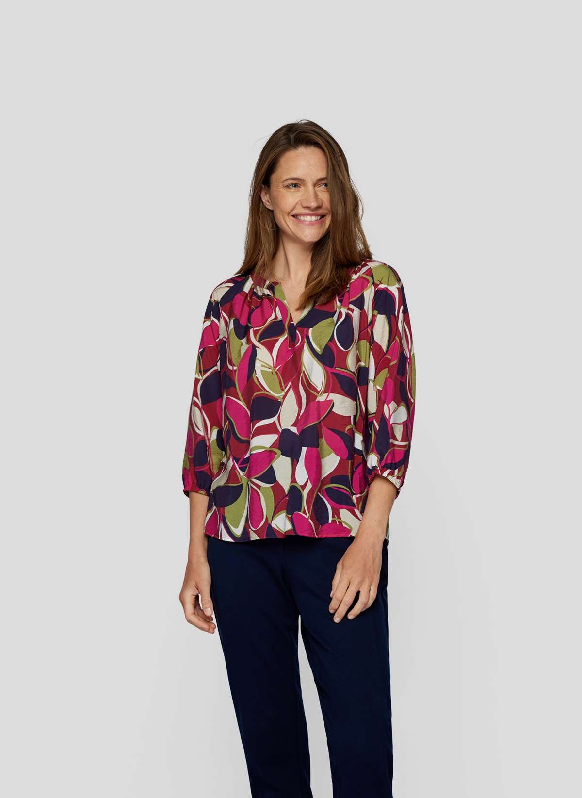Классическая блузка Farbenfrohe Bluse mit abstraktem Blatterdruck