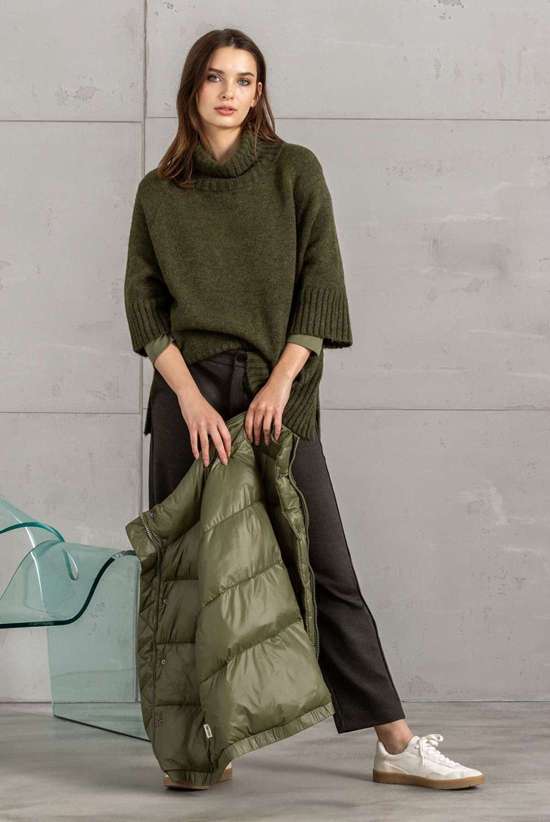 Свитер с высоким воротником