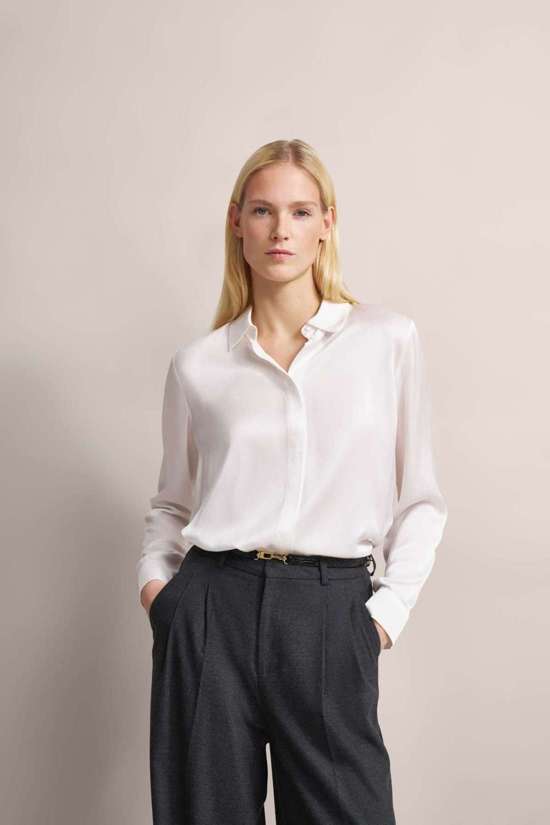 Блуза с длинными рукавами и закругленным краем.