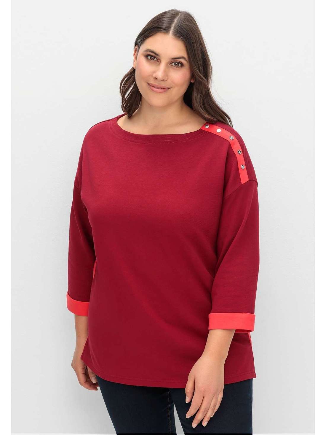 Толстовка с декоративными пуговицами и контрастными деталями. Große Größen