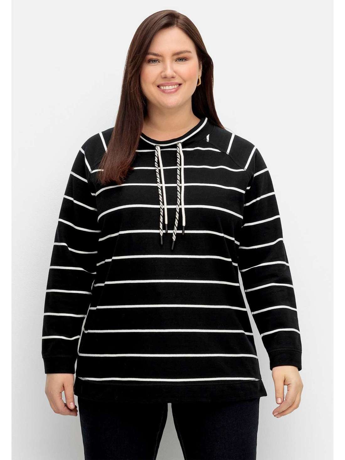 Толстовка с воротником стойкой и аппликацией сбоку. Große Größen