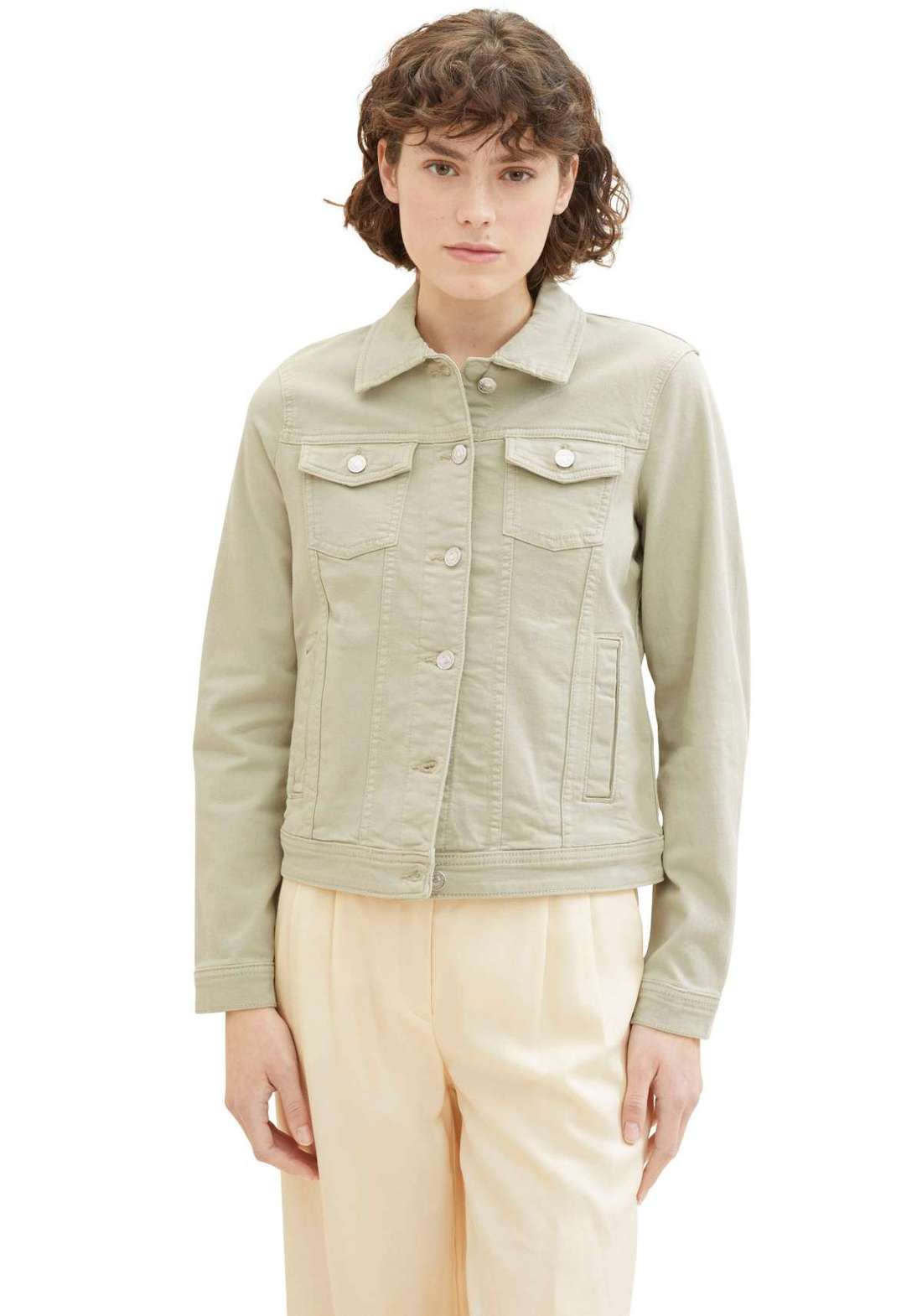 Джинсовая куртка со стильными нагрудными карманами.