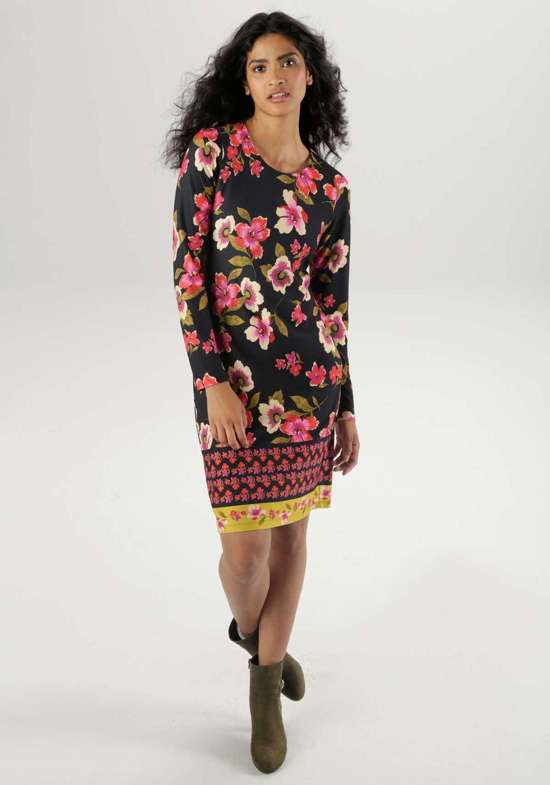 Мини-платье с принтованной каймой; слегка адаптированный