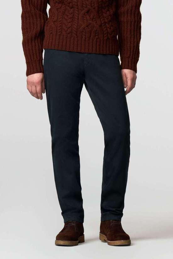 Чиносы с четко скоординированными аппликациями. DUBLIN