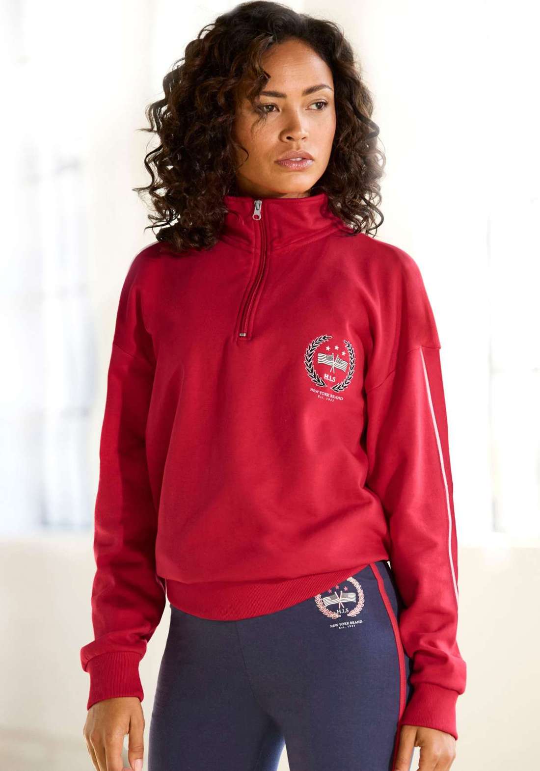 Толстовка с воротником-тройером и вышивкой