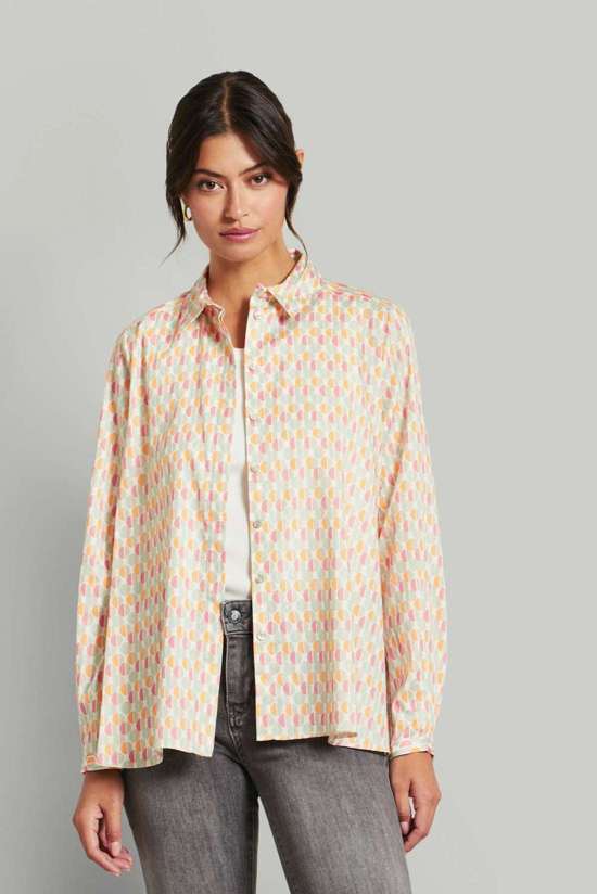 Блузка с длинными рукавами и планкой на потайных пуговицах.