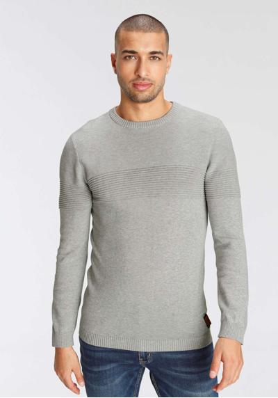 Вязаный свитер, с разными узорами спицами.