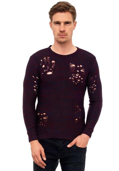 Вязаный свитер модного потертого дизайна.