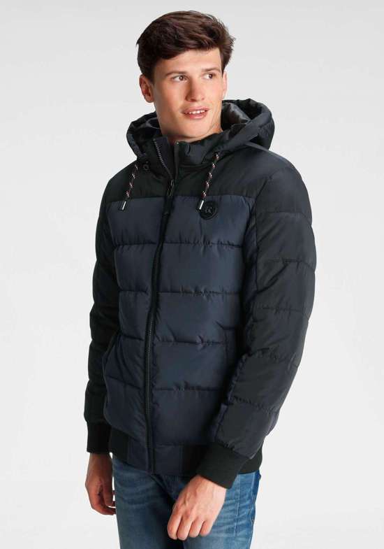 Стеганая куртка с капюшоном для прохладных и ветреных дней.